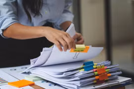 Kiểm tra giấy tờ của chồng, vợ lập tức gọi cảnh sát vì...