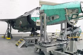 Mỹ tạo “Quái vật bầu trời” từ hai xác tiêm kích F-35 hỏng