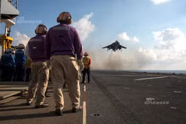 Mục kích tàu chiến Mỹ "giương oai" trên Biển Hoa Đông