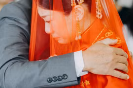 Đang đám cưới, cô dâu sốc nặng khi chú rể bị bắt vì...