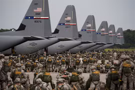 Choáng ngợp sức mạnh sư đoàn dù "trăm tuổi" của Quân đội Mỹ