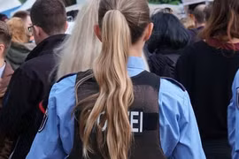 Gặp hai đồng nghiệp đẹp trai, nữ cảnh sát làm điều gây phẫn nộ 