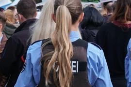 Gặp hai đồng nghiệp đẹp trai, nữ cảnh sát làm điều gây phẫn nộ 