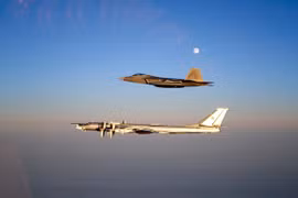 NATO sợ hãi thái quá máy bay ném bom Nga tuần tra