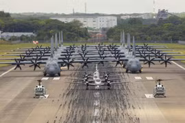 Sốc: Sau khi rút quân, Mỹ điều máy bay tấp nập tới châu Âu