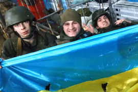 Quân Ukraine đánh bật lính dù Nga, chiếm lại sân bay trọng điểm