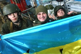 Quân Ukraine đánh bật lính dù Nga, chiếm lại sân bay trọng điểm