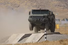 Quân y Việt Nam lái ngon thiết giáp Typhoon-K sau 1 giờ làm quen