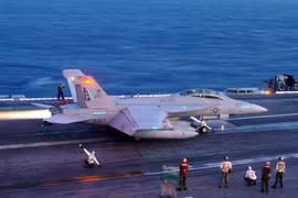 F/A-18 Super Hornet lần đầu tiên mang tên lửa tiên tiến tấn công Houthi
