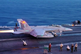 F/A-18 Super Hornet lần đầu tiên mang tên lửa tiên tiến tấn công Houthi