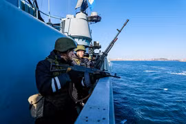 Nga tung chiêu “nắn gân” tàu không người lái của Ukraine