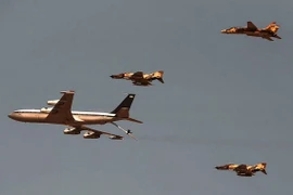 Không quân Iran phô diễn sức mạnh với loại máy bay "liên hợp quốc"