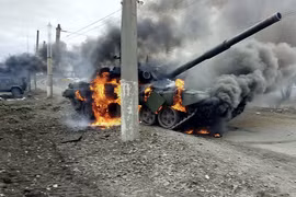 Xe tăng T-90 Nga gặp “khắc tinh” trên đường phố Kharkiv