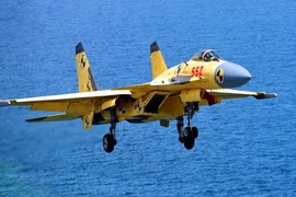 Tiêm kích hạm J-15T Trung Quốc 'gây sốc' cho Mỹ khi ra mắt