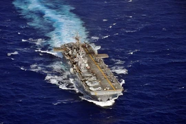 Tàu chiến Mỹ vừa bị Iran “dọa” chở những gì?