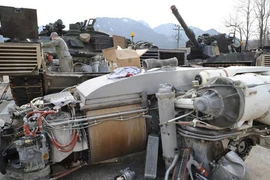 Quan sát lính Mỹ tự bảo trì xe tăng M1A2 Abram