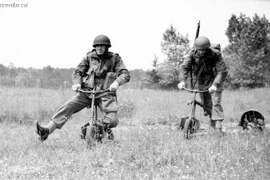 Cười lặn lộn xe máy mini của Anh trong CTTG 2