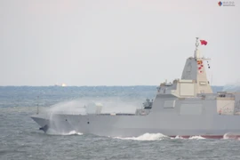 Kinh ngạc kích thước đồ sộ của siêu khu trục Type 055 giữa đại dương