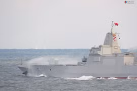 Kinh ngạc kích thước đồ sộ của siêu khu trục Type 055 giữa đại dương