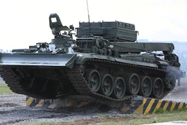 Lần đầu tiên "voi thép" BREM-1 cặp với xe tăng T-90 Việt Nam