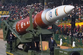 Ấn Độ duyệt binh hoành tráng khoe tên lửa bắn cao 1.200km