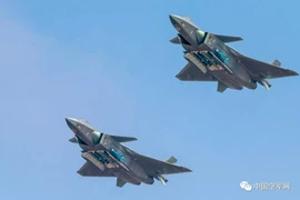 Ngạc nhiên cách máy bay J-20 Trung Quốc đối phó với F-22