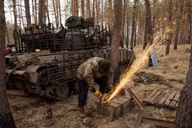 Ukraine trang bị giáp lồng cho xe chiến đấu Bradley “đối phó” UAV