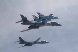 Được hộ tống kỹ càng, B-1 Lancer Mỹ vẫn bị tiêm kích Nga "vuốt mặt"