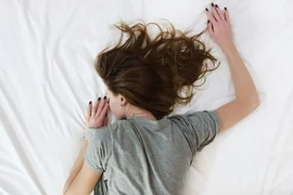Chỉ vì điếu thuốc lá, thiếu nữ 16 tuổi nhận tủi nhục