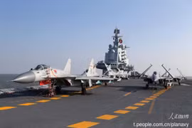 TQ huấn luyện tiêm kích hạm J-15 trên tàu sân bay