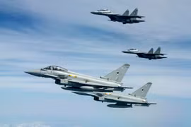 Chiến đấu cơ Su-30MKI “làm thịt” dễ dàng siêu cơ Typhoon