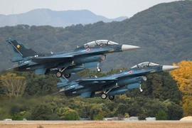 Nhật Bản sửa chữa tiêm kích F-2B bị sóng thần phá hủy