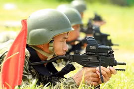 Đặc công Việt Nam bắn "bách phát bách trúng" với tiểu liên Micro Uzi 