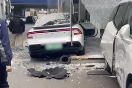 Mua ô tô, cô gái khiến nhân viên showroom sợ cực độ vì...