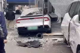 Mua ô tô, cô gái khiến nhân viên showroom sợ cực độ vì...