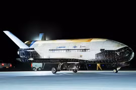 Tàu vũ trụ X-37B bí mật hạ cánh, Mỹ đang toan tính điều gì?