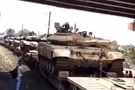 Nóng: Ấn Độ kéo dàn tăng T-90 lên biên giới... Trung Quốc coi chừng