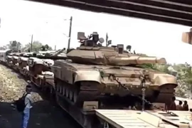 Nóng: Ấn Độ kéo dàn tăng T-90 lên biên giới... Trung Quốc coi chừng