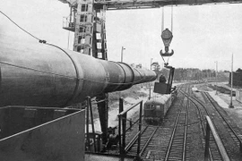 Run lập cập trước siêu pháo 800mm của Đức phát xít