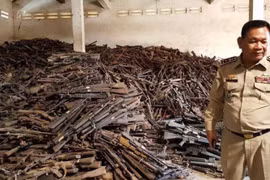 Lý do gì khiến hàng núi vũ khí Mỹ ở Campuchia bị xếp xó?