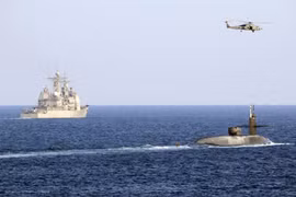 Tàu ngầm Mỹ và Israel mang tên lửa hành trình áp sát Iran