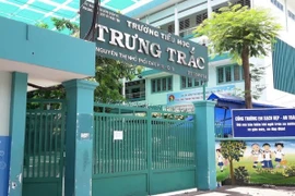 Sau khi ăn bữa xế bánh mì và xúc xích, hơn 20 học sinh nhập viện 