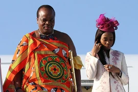 Quốc vương Mswati III chi 17 triệu USD mua xe sang cho 14 vợ 