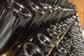 Chai rượu vang thường lõm đáy, bạn có biết vì sao?