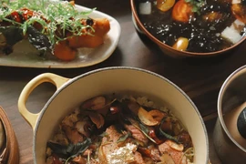 Bên trong thố cơm chiên dát vàng giá gần 1 triệu đồng có gì?