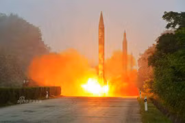 Hốt hoảng cảnh tên lửa Triều Tiên bắn ồ ạt