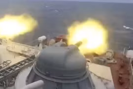 Hoành tráng cảnh tàu chiến M5, M6 Việt Nam nã đạn