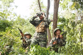 Mục kích bộ đội Việt-Lào tuần tra chung biên giới