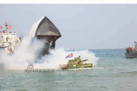 “Chết sặc” với tàu đổ bộ “há mồm” của Triều Tiên