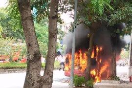 Hà Nội: Xe buýt bốc cháy dữ dội trên đường 